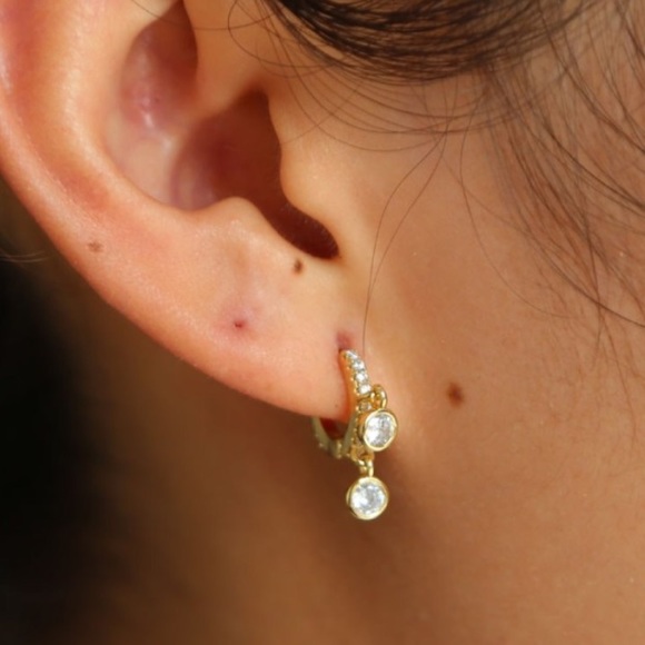 NWT - Gold pleated mini hoops with zirconia charms - Picture 4 of 5